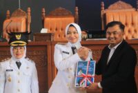 Penyerahan memori jabatan dari Bupati Dharmasraya 2016-2025, Sutan Riska Tuanku Kerajaan kepada pasangan Bupati-Wabup Dharmasraya periode 2025-2030, Annisa-Leli. (Foto: Pemkab Dharmasraya) 