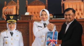 Penyerahan memori jabatan dari Bupati Dharmasraya 2016-2025, Sutan Riska Tuanku Kerajaan kepada pasangan Bupati-Wabup Dharmasraya periode 2025-2030, Annisa-Leli. (Foto: Pemkab Dharmasraya) 