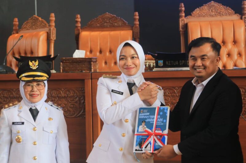 Penyerahan memori jabatan dari Bupati Dharmasraya 2016-2025, Sutan Riska Tuanku Kerajaan kepada pasangan Bupati-Wabup Dharmasraya periode 2025-2030, Annisa-Leli. (Foto: Pemkab Dharmasraya) 