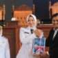Penyerahan memori jabatan dari Bupati Dharmasraya 2016-2025, Sutan Riska Tuanku Kerajaan kepada pasangan Bupati-Wabup Dharmasraya periode 2025-2030, Annisa-Leli. (Foto: Pemkab Dharmasraya) 