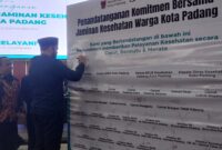 Wali Kota Padang Fadly Amran menandatangani komitmen bersama jaminan kesehatan warga Kota Padang di Bagindo Aziz Chan, Senin (3/3/2025). (Foto: Diskominfo Padang)