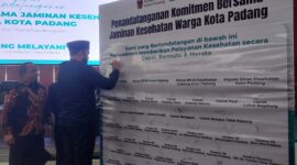 Wali Kota Padang Fadly Amran menandatangani komitmen bersama jaminan kesehatan warga Kota Padang di Bagindo Aziz Chan, Senin (3/3/2025). (Foto: Diskominfo Padang)