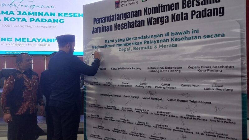 Wali Kota Padang Fadly Amran menandatangani komitmen bersama jaminan kesehatan warga Kota Padang di Bagindo Aziz Chan, Senin (3/3/2025). (Foto: Diskominfo Padang)