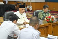 Gubernur Sumbar Mahyeldi saat High Level Meeting (HLM) TP2DD Provinsi Sumbar di Kantor Perwakilan Bank Indonesia (BI) Sumbar, Rabu (12/3/2025). (Foto: ADPSB)