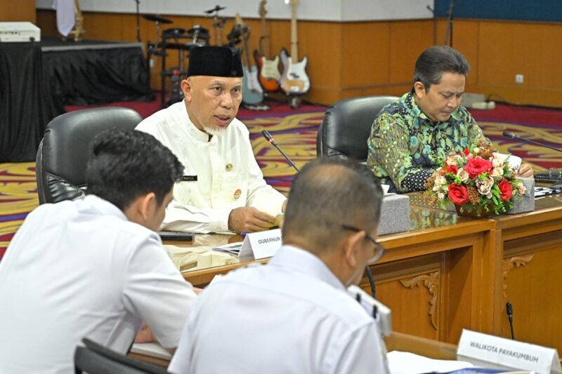 Gubernur Sumbar Mahyeldi saat High Level Meeting (HLM) TP2DD Provinsi Sumbar di Kantor Perwakilan Bank Indonesia (BI) Sumbar, Rabu (12/3/2025). (Foto: ADPSB)