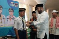 Wali Kota Padang Fadly Amran secara simbolis memasangkan kokarde kepada peserta Pesantren Ramadan. (Foto: Diskominfo Padang)