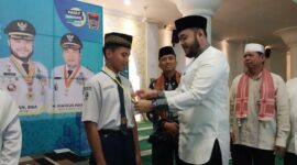 Wali Kota Padang Fadly Amran secara simbolis memasangkan kokarde kepada peserta Pesantren Ramadan. (Foto: Diskominfo Padang)