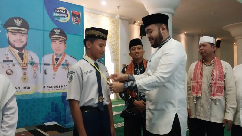 Wali Kota Padang Fadly Amran secara simbolis memasangkan kokarde kepada peserta Pesantren Ramadan. (Foto: Diskominfo Padang)