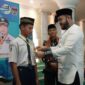 Wali Kota Padang Fadly Amran secara simbolis memasangkan kokarde kepada peserta Pesantren Ramadan. (Foto: Diskominfo Padang)