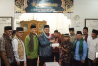 Wabup Tanah Datar Ahmad Fadly menyerahkan bantuan untuk pembangunan surau sebesar Rp 10 juta kepada pengurus. (Foto: Prokopim Tanah Datar)