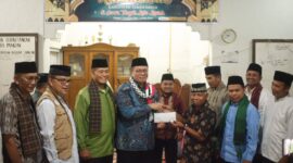 Wabup Tanah Datar Ahmad Fadly menyerahkan bantuan untuk pembangunan surau sebesar Rp 10 juta kepada pengurus. (Foto: Prokopim Tanah Datar)