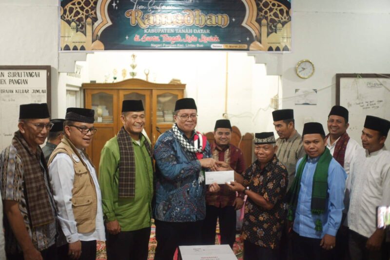 Wabup Tanah Datar Ahmad Fadly menyerahkan bantuan untuk pembangunan surau sebesar Rp 10 juta kepada pengurus. (Foto: Prokopim Tanah Datar)