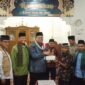Wabup Tanah Datar Ahmad Fadly menyerahkan bantuan untuk pembangunan surau sebesar Rp 10 juta kepada pengurus. (Foto: Prokopim Tanah Datar)