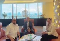 Bupati Dharmasraya Annisa Suci Ramadhani bersama Anggota DPR RI dari Fraksi Gerindra, Andre Rosiade menemui Direktur Utama Telkomsel, Nugroho, yang berlangsung di Jakarta, Jumat (14/3/2025). (Foto: Pemkab Dharmasraya)