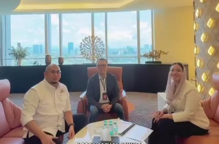Bupati Dharmasraya Annisa Suci Ramadhani bersama Anggota DPR RI dari Fraksi Gerindra, Andre Rosiade menemui Direktur Utama Telkomsel, Nugroho, yang berlangsung di Jakarta, Jumat (14/3/2025). (Foto: Pemkab Dharmasraya)