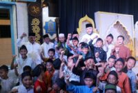 Para pelajar antusias berfoto dengan Wali Kota Padang Fadly Amran. (Foto: Diskominfo Padang)