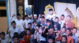 Para pelajar antusias berfoto dengan Wali Kota Padang Fadly Amran. (Foto: Diskominfo Padang)