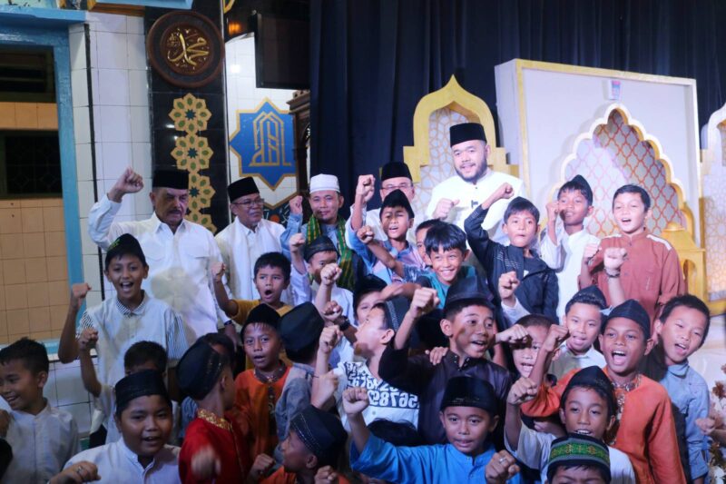 Para pelajar antusias berfoto dengan Wali Kota Padang Fadly Amran. (Foto: Diskominfo Padang)
