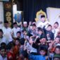 Para pelajar antusias berfoto dengan Wali Kota Padang Fadly Amran. (Foto: Diskominfo Padang)