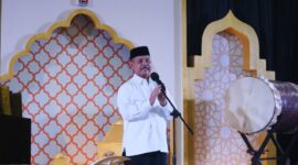 Ketua LKAAM Sumbar Fauzi Bahar memberikan sambutan pada pembukaan Gebyar Ramadan Kota Padang di Masjid raya Ganting, Senin (17/3/2025) malam. (Foto: Diskominfo Padang)
