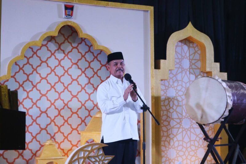 Ketua LKAAM Sumbar Fauzi Bahar memberikan sambutan pada pembukaan Gebyar Ramadan Kota Padang di Masjid raya Ganting, Senin (17/3/2025) malam. (Foto: Diskominfo Padang)