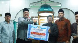 Wakil Bupati Tanah Datar Ahmad Fadly menyerahkan bantuan kepada pengurus Masjid Jamik Pasa Rabaa Nagari Panyalaian, Kecamatan X Koto, Minggu (15/3/2025). (Foto: Prokopim Tanah Datar)