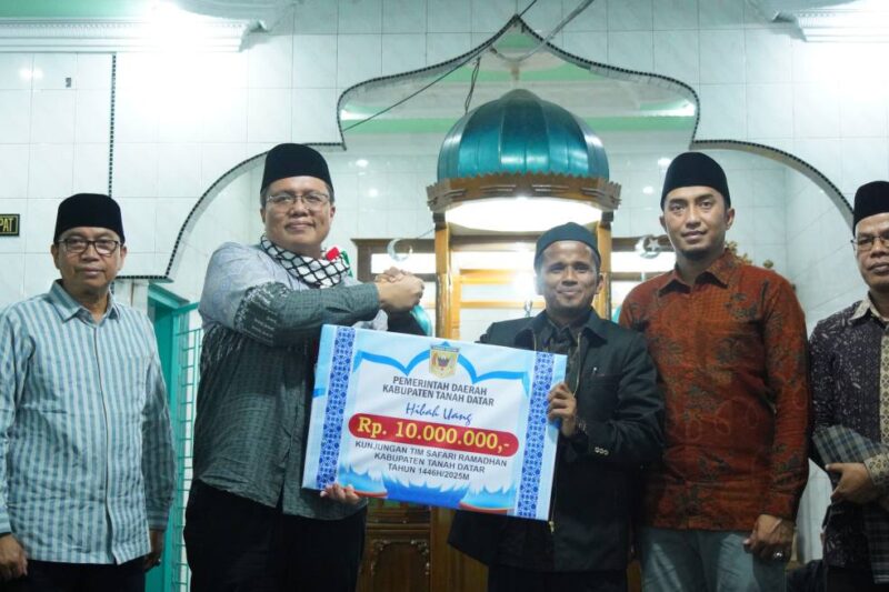 Wakil Bupati Tanah Datar Ahmad Fadly menyerahkan bantuan kepada pengurus Masjid Jamik Pasa Rabaa Nagari Panyalaian, Kecamatan X Koto, Minggu (15/3/2025). (Foto: Prokopim Tanah Datar)