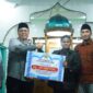Wakil Bupati Tanah Datar Ahmad Fadly menyerahkan bantuan kepada pengurus Masjid Jamik Pasa Rabaa Nagari Panyalaian, Kecamatan X Koto, Minggu (15/3/2025). (Foto: Prokopim Tanah Datar)