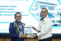 Bupati Tanah Datar Eka Putra menyerahkan LKPD TA 2024 kepada Kepala BPK Perwakilan Sumbar Sudarminto Eko Putra, Senin (17/3/2025). (Foto: Prokopim Tanah Datar)