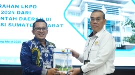 Bupati Tanah Datar Eka Putra menyerahkan LKPD TA 2024 kepada Kepala BPK Perwakilan Sumbar Sudarminto Eko Putra, Senin (17/3/2025). (Foto: Prokopim Tanah Datar)