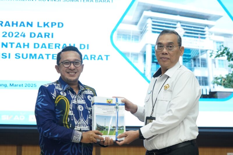 Bupati Tanah Datar Eka Putra menyerahkan LKPD TA 2024 kepada Kepala BPK Perwakilan Sumbar Sudarminto Eko Putra, Senin (17/3/2025). (Foto: Prokopim Tanah Datar)