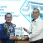 Bupati Tanah Datar Eka Putra menyerahkan LKPD TA 2024 kepada Kepala BPK Perwakilan Sumbar Sudarminto Eko Putra, Senin (17/3/2025). (Foto: Prokopim Tanah Datar)