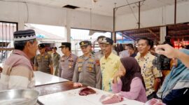 Wakil Bupati Solok Selatan, H. Yulian Efi, kembali menggelar operasi pasar di Pasar Muara Labuh, Kamis (20/3/2025). (Foto: Pemkab Solsel)