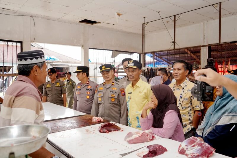 Wakil Bupati Solok Selatan, H. Yulian Efi, kembali menggelar operasi pasar di Pasar Muara Labuh, Kamis (20/3/2025). (Foto: Pemkab Solsel)