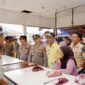 Wakil Bupati Solok Selatan, H. Yulian Efi, kembali menggelar operasi pasar di Pasar Muara Labuh, Kamis (20/3/2025). (Foto: Pemkab Solsel)