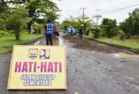 Dinas Pekerjaan Umum, Penataan Ruang, dan Pertanahan (DPUPRP) Kota Pariaman melakukan penimbunan jalan berlubang di kawasan Jembatan Muaro Pariaman menuju Desa Pauh Barat pada Rabu siang (19/3/2025). (Foto: Kominfo Pariaman)