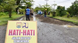 Dinas Pekerjaan Umum, Penataan Ruang, dan Pertanahan (DPUPRP) Kota Pariaman melakukan penimbunan jalan berlubang di kawasan Jembatan Muaro Pariaman menuju Desa Pauh Barat pada Rabu siang (19/3/2025). (Foto: Kominfo Pariaman)