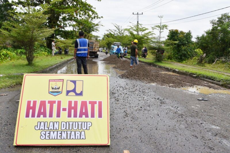 Dinas Pekerjaan Umum, Penataan Ruang, dan Pertanahan (DPUPRP) Kota Pariaman melakukan penimbunan jalan berlubang di kawasan Jembatan Muaro Pariaman menuju Desa Pauh Barat pada Rabu siang (19/3/2025). (Foto: Kominfo Pariaman)
