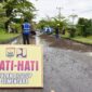 Dinas Pekerjaan Umum, Penataan Ruang, dan Pertanahan (DPUPRP) Kota Pariaman melakukan penimbunan jalan berlubang di kawasan Jembatan Muaro Pariaman menuju Desa Pauh Barat pada Rabu siang (19/3/2025). (Foto: Kominfo Pariaman)