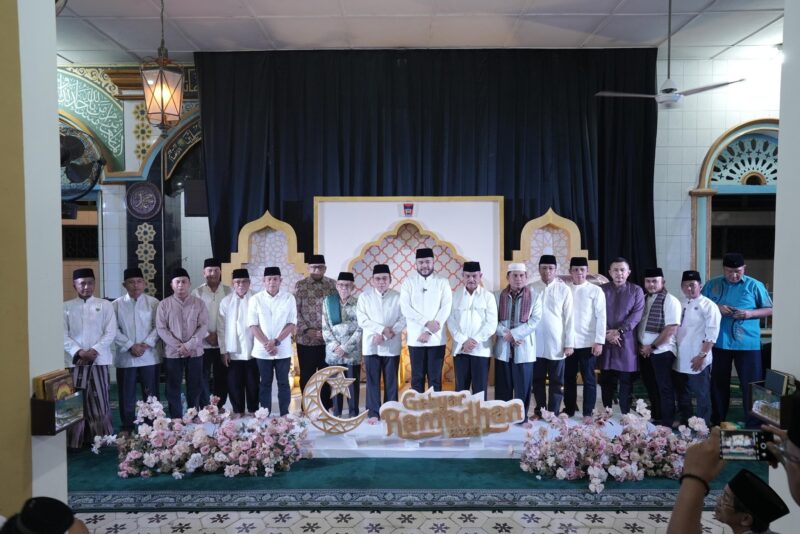 Wali Kota Padang Fadly Amran bersama Wawako Maigus Nasir membuka Gebyar Ramadan 2025 di Masjid Raya Ganting,  Senin (17/3/2025) malam. (Foto: Diskominfo Padang)