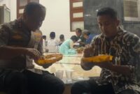 Wagub Sumbar Vasko Ruseimy dan Kapolda Sumbar Irjen Pol Gatot Tri Suryanta berbuka puasa lesehan di masjid Kompleks Kementerian PU, Jumat (21/3/2025). (Foto: ADPSB)