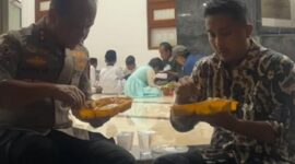 Wagub Sumbar Vasko Ruseimy dan Kapolda Sumbar Irjen Pol Gatot Tri Suryanta berbuka puasa lesehan di masjid Kompleks Kementerian PU, Jumat (21/3/2025). (Foto: ADPSB)