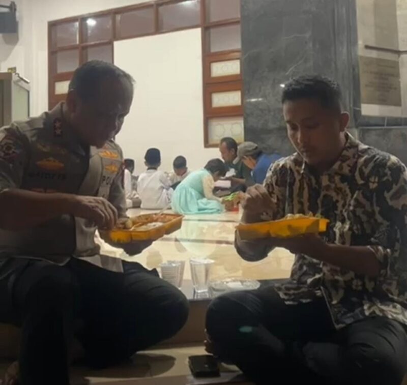 Wagub Sumbar Vasko Ruseimy dan Kapolda Sumbar Irjen Pol Gatot Tri Suryanta berbuka puasa lesehan di masjid Kompleks Kementerian PU, Jumat (21/3/2025). (Foto: ADPSB)