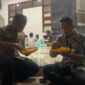 Wagub Sumbar Vasko Ruseimy dan Kapolda Sumbar Irjen Pol Gatot Tri Suryanta berbuka puasa lesehan di masjid Kompleks Kementerian PU, Jumat (21/3/2025). (Foto: ADPSB)