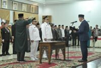 Gubernur Sumbar Mahyeldi Ansharullah melantik Bupati dan Wabup Pasbar periode 2025-2030, Yulianto dan M. Ihpan di Auditorium Istana Gubernuran, Selasa (25/3/2025). (Foto: ADPSB)