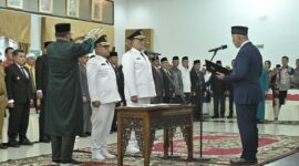Gubernur Sumbar Mahyeldi Ansharullah melantik Bupati dan Wabup Pasbar periode 2025-2030, Yulianto dan M. Ihpan di Auditorium Istana Gubernuran, Selasa (25/3/2025). (Foto: ADPSB)