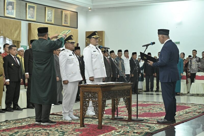 Gubernur Sumbar Mahyeldi Ansharullah melantik Bupati dan Wabup Pasbar periode 2025-2030, Yulianto dan M. Ihpan di Auditorium Istana Gubernuran, Selasa (25/3/2025). (Foto: ADPSB)