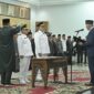 Gubernur Sumbar Mahyeldi Ansharullah melantik Bupati dan Wabup Pasbar periode 2025-2030, Yulianto dan M. Ihpan di Auditorium Istana Gubernuran, Selasa (25/3/2025). (Foto: ADPSB)