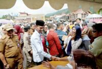 Wakil Bupati Solok Selatan, H. Yulian Efi membuka Bazar Bersubsidi di RTH Padang Aro, Selasa (25/3/2025). (Foto: Prokopim Padang)