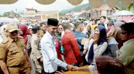 Wakil Bupati Solok Selatan, H. Yulian Efi membuka Bazar Bersubsidi di RTH Padang Aro, Selasa (25/3/2025). (Foto: Prokopim Padang)